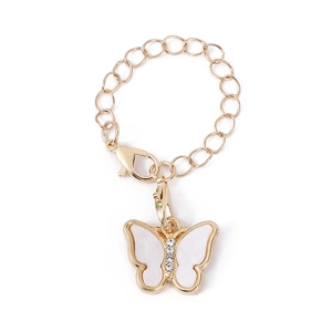 Détail d'un pendentif papillon avec ailes en nacre blanche et cristaux sur chaîne