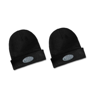 Zwei schwarze Strickmützen mit MYOB-Stickerei im minimalistischen japanischen Stil