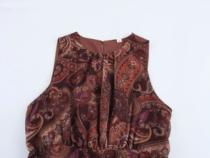 Détail de l'encolure de robe longue en mousseline cachemire avec étiquette taille S