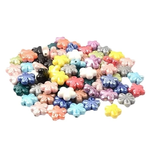 Mix di perline colorate in ceramica a forma di fiore per gioielli fai-da-te a cinque petali