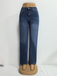 Detail van een jeans met hoge taille en rechte pijpen in donkerblauw met vervagingseffect