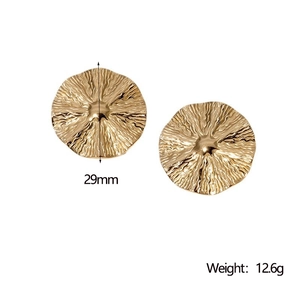 Détail de boucles d'oreilles rondes nénuphar dorées de 29mm avec texture radiale et 12,6g