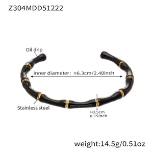 Dettaglio del bracciale a forma di bambù in acciaio inossidabile con smalto nero