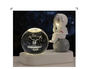Incisione laser dettagliata di un alce in una sfera di cristallo con base LED calda