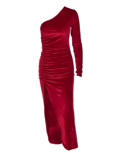 Détail d'une robe en velours rouge à une épaule avec fronces et fente haute sexy