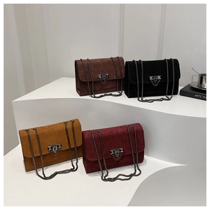 Sacs carrés minimalistes en quatre couleurs avec finition suède et chaîne
