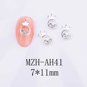 Détail macro du bijou d'ongle couronne MZH-AH41 avec zircons incrustés 7x11mm