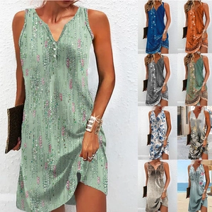 Collage aus ärmellosen Sommerkleidern mit V-Ausschnitt in diversen Drucken und Farben