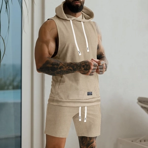 Détail de la texture gaufrée kaki sur l'ensemble débardeur à capuche et short pour homme
