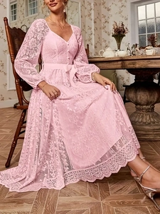 Détails de la dentelle rose d'une robe longue vintage élégante avec col en V chic