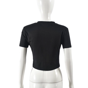 Vue arrière du crop top noir à col rond montrant la coupe ajustée et le tissu jersey