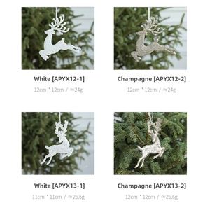 Detailansicht von champagnerfarbenen und weißen Glitzer-Rentieren am Weihnachtsbaum