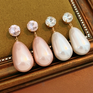 Vue détaillée de boucles d'oreilles perles en forme de goutte et cristaux brillants