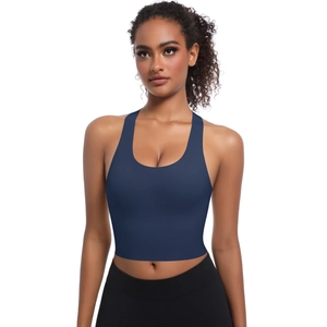Détail d'un soutien-gorge de yoga sans couture bleu marine avec design à dos croisé