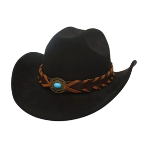 Détail chapeau de cow-boy marron avec bande en cuir tressé et pierre turquoise