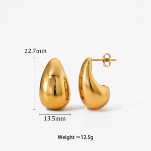 Gros plan de boucles d'oreilles goutte dorées avec dimensions 22,7mm sur 13,5mm et poids réel