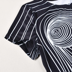 Détail du tissu en maille avec motifs ondulés numériques noirs et blancs sur l'épaule