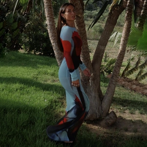 Détail d'une robe longue en mesh à imprimé abstrait avec fente latérale et coupe ajustée