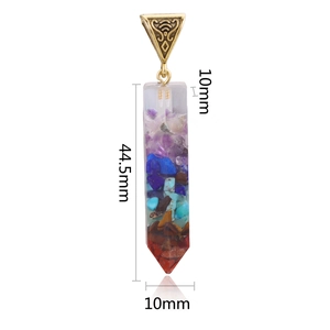 Vue détaillée du pendentif en résine et pierres naturelles avec dimensions 44,5x10mm