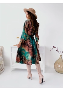 Rückansicht von Langarm-V-Ausschnitt-Kleid mit abstraktem Marmordruck und Taillenband