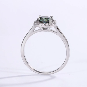 Elegant S925 sterling silver ring with princess cut emerald green stone and side diamonds