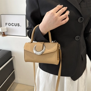 Sac bandoulière minimaliste en cuir camel à motif litchi avec boucle argentée en C chic