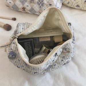 Trousse de toilette matelassée à motif d'ours montrant la capacité de rangement