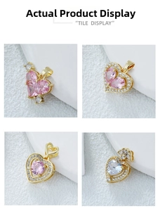Détail de pendentifs en forme de cœur avec zircons roses et placage en or jaune