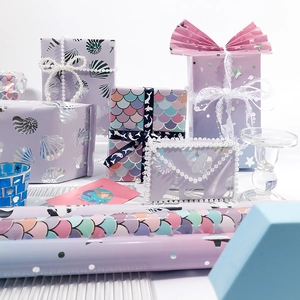 Grande carta da regalo a tema sirena con motivi a scaglie di pesce e conchiglie cangianti