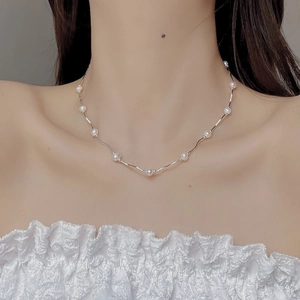 Elegante collana di perle a onde in argento sterling S925 sulla clavicola di una donna