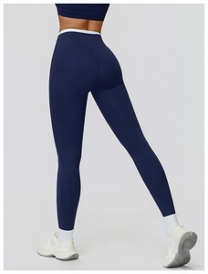 Detailansicht der dunkelblauen Yoga-Hose mit hoher Taille und körperbetonter Passform