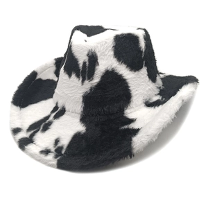 Dettaglio della morbida texture con stampa mucca su un cappello da cowboy invernale