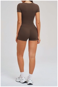 Détail du short de yoga à taille haute avec couture en V au dos pour un effet galbant
