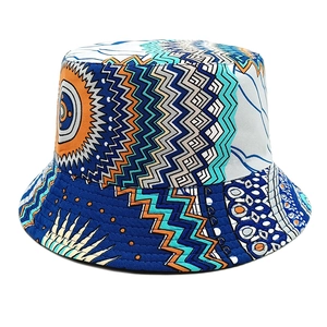 Détail des motifs géométriques et des coutures sur le chapeau bob réversible en toile