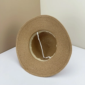 Dettaglio dell'interno del cappello di paglia con fascia, cordino e trama intrecciata