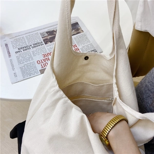 Vue détaillée de l'intérieur du sac en toile avec poche zippée et fermoir magnétique