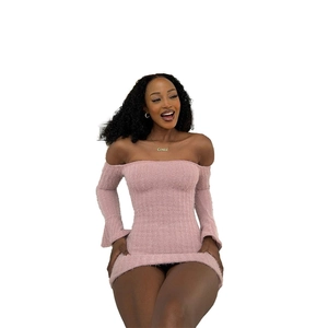 Détail d'une robe en maille pelucheuse rose avec col bardot et manches évasées longues
