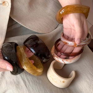 Maillard style irregular wide resin bracelets with amber and marble patterns for women