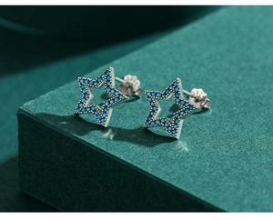 Vue macro de boucles d'oreilles étoile en argent S925 avec turquoise et poinçon S925