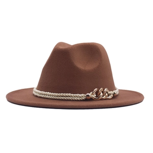 Détail d'un chapeau en feutre marron avec chaîne dorée et ruban en corde tressée beige