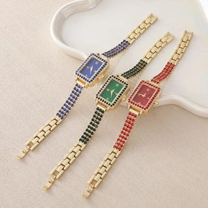 Montres à quartz carrées dorées élégantes avec bracelets en strass rouge bleu vert