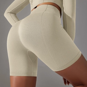Dettaglio dei pantaloncini yoga a vita alta senza cuciture con trama in maglia a nido d'ape