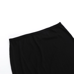 Gros plan détaillé montrant la texture en maille côtelée et la couture de l'ensemble noir