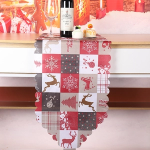 Détail d'un chemin de table de Noël avec rennes et bords festonnés découpés