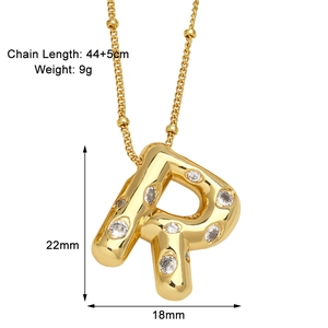 Vue détaillée du collier pendentif lettre R plaqué or avec zircons et dimensions