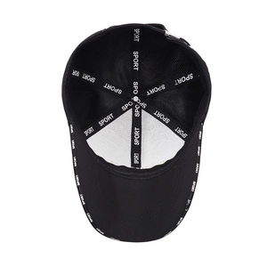 Détail intérieur d'une casquette de baseball noire avec logo SPORT imprimé sur ruban