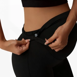 Dettaglio della vita regolabile e del bottone elastico sui pantaloni da maternità