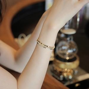 Elegante bracciale multistrato dorato con paillettes geometriche e diamanti per donna