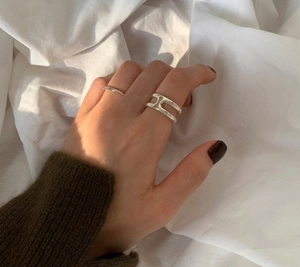 Detailed view of 925 silver double-layer H-shaped open ring worn on fingers