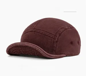 Gros plan sur la casquette en velours côtelé bordeaux montrant la texture fine du tissu